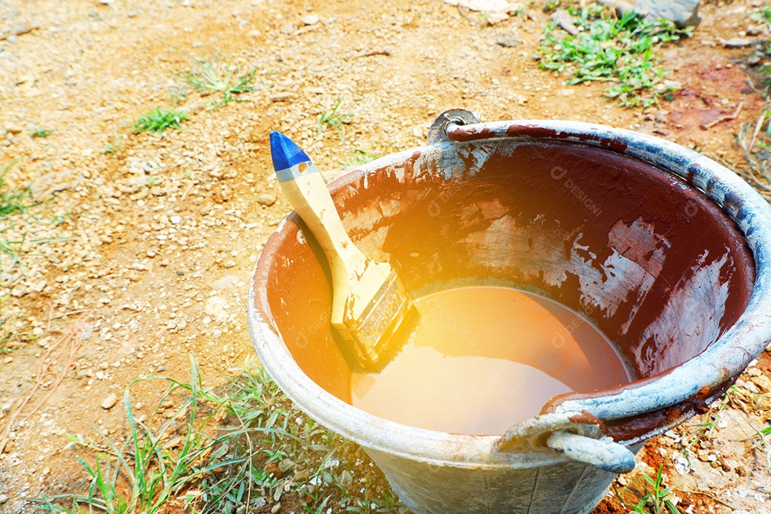 Pincel Mergulhado em um balde Para se preparar para pintar.