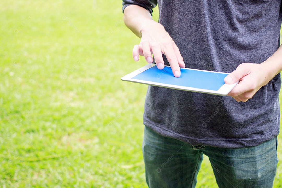 Feche o homem multitarefa de mãos usando tablet, laptop conectando