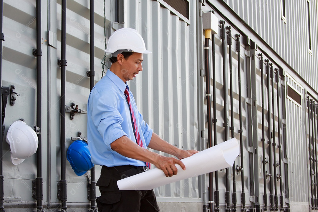 Retrato de um engenheiro trabalhando com plantas, engenheiro de projeto