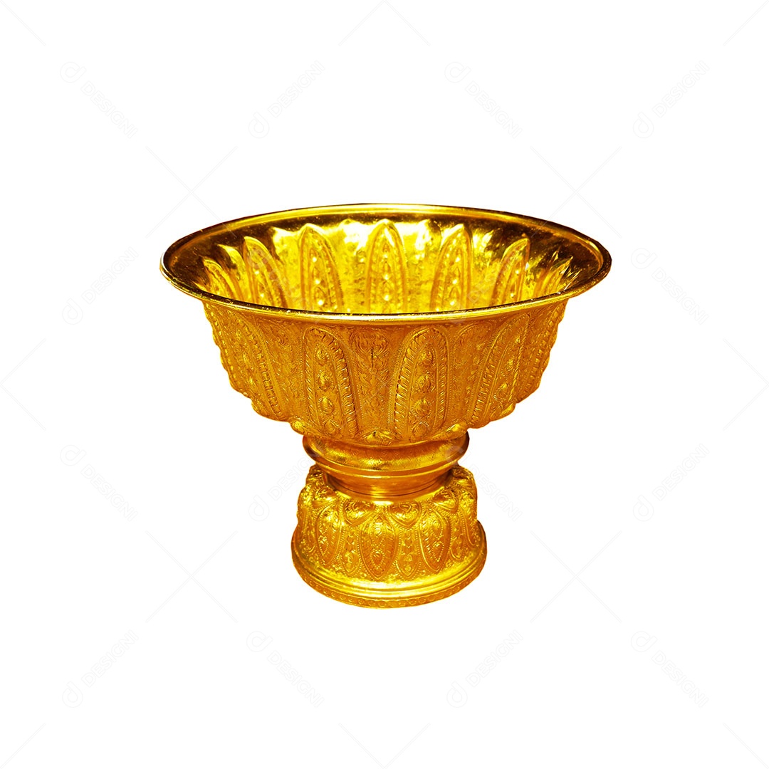 Bandeja de ouro para colocar objetos de adoração na cerimônia budista isolada no fundo branco