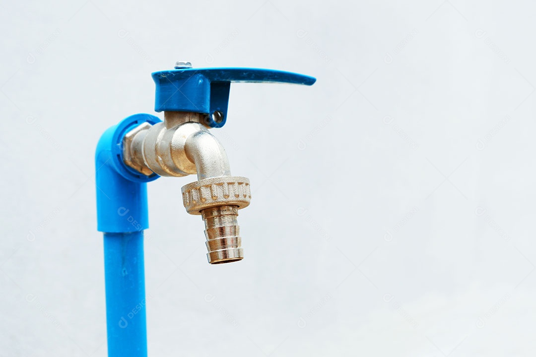 A torneira externa é instalada perto da parede e feita de latão