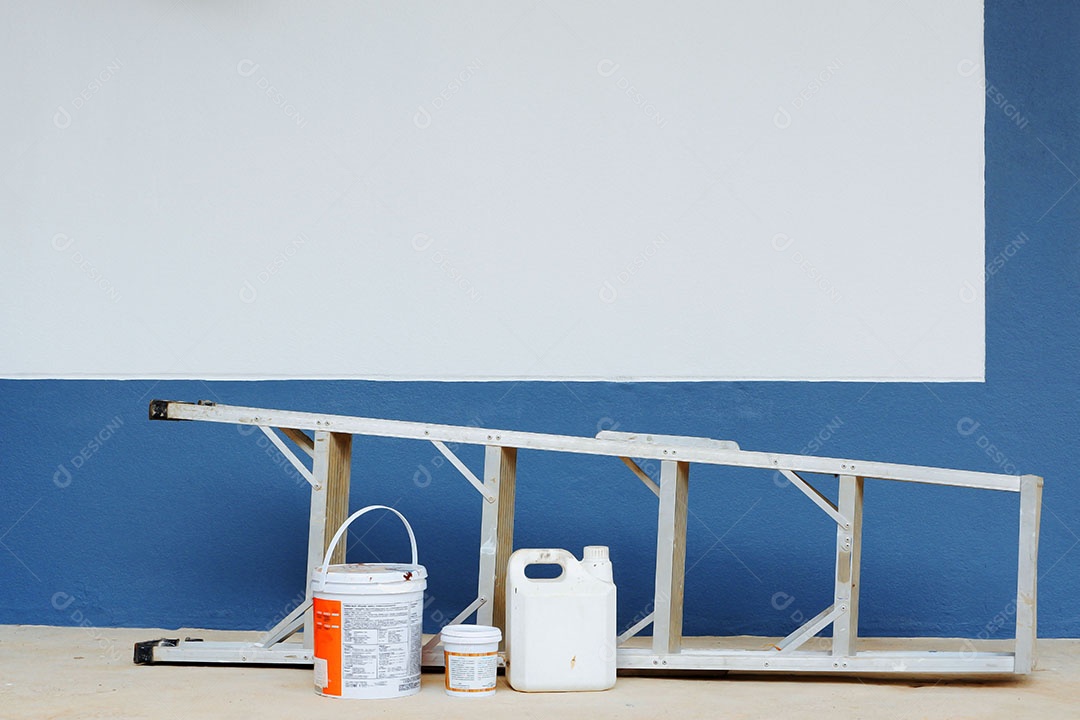 Escada de alumínio e acessórios de pintura Perto de uma parede pintada com sucesso.