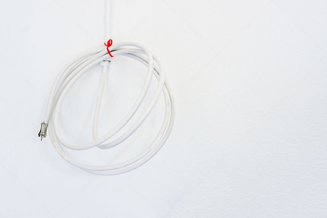 Fio de cabo de antenas parabólicas é instalado na parede