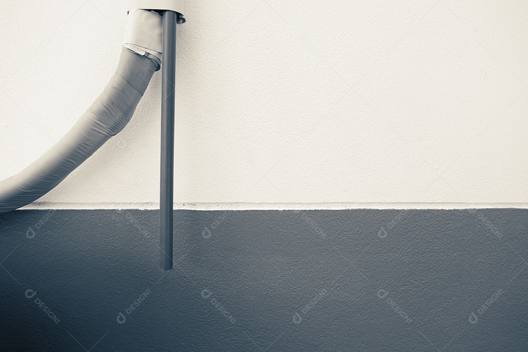 Tubo de drenagem do ar condicionado instalado fora de casa