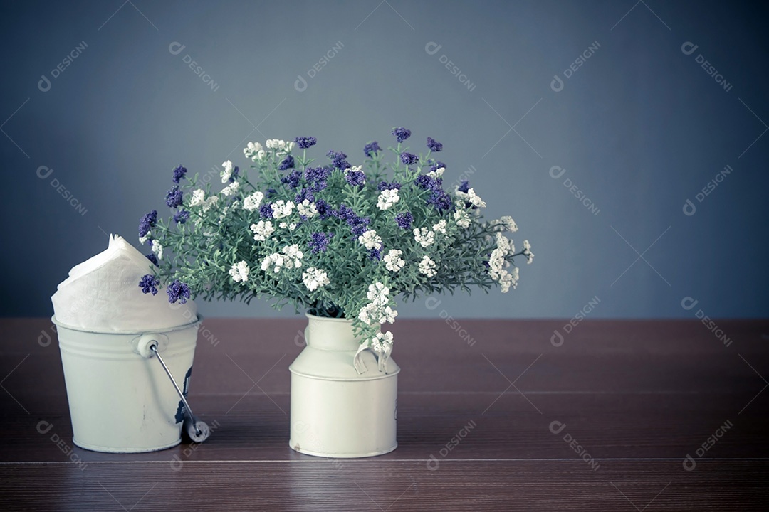 Vaso de cópia e espaço de flores silvestres na mesa de madeira branca