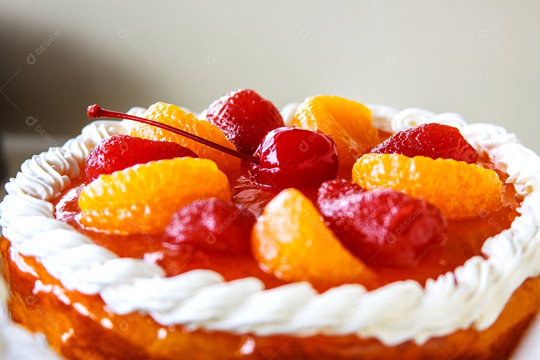 Bolo de creme de laranja com mix de frutas.