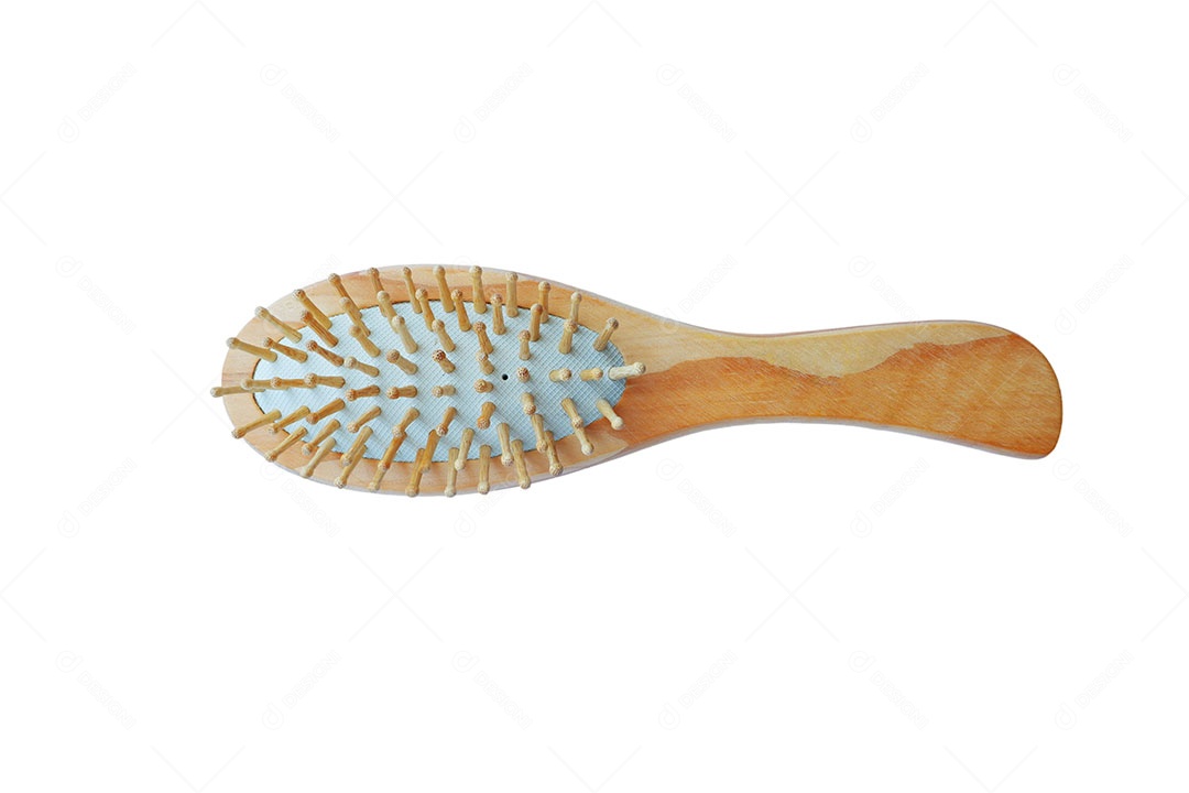 Pente feito de madeira Com agulhas de madeira Pode pentear e massagear a cabeça simultaneamente isolada no fundo branco
