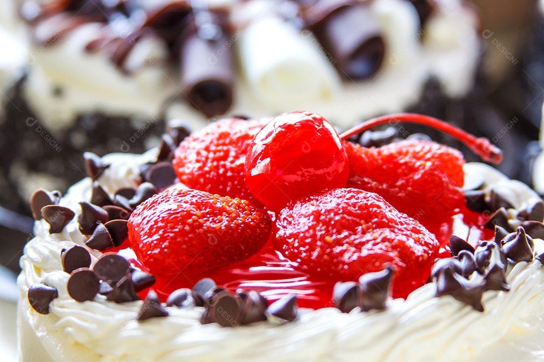 Bolo doce com cereja e morangos com pepitas de chocolate