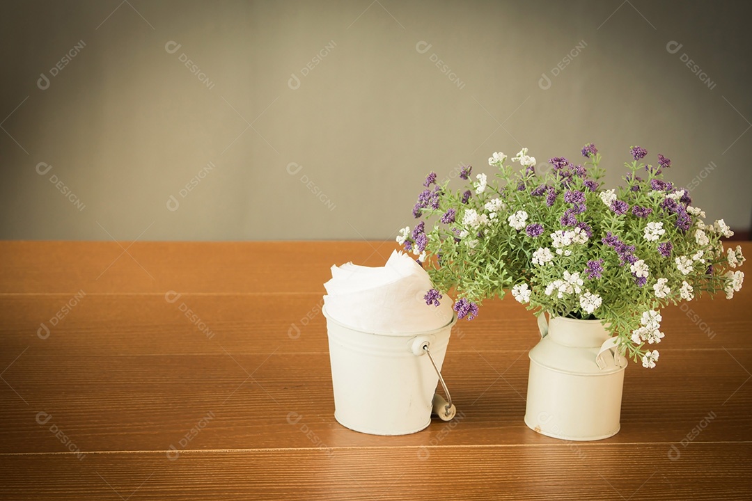 Vaso branco de flores silvestres na mesa de madeira branca e copie o espaço