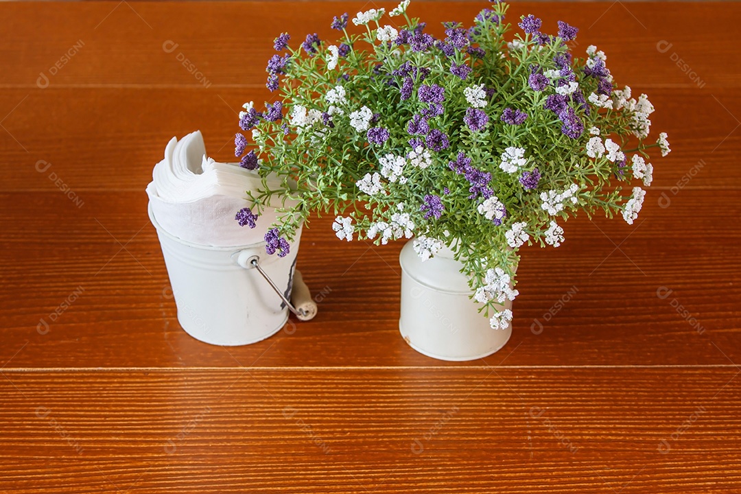 Vaso branco de flores silvestres na mesa de madeira branca com guardanapo