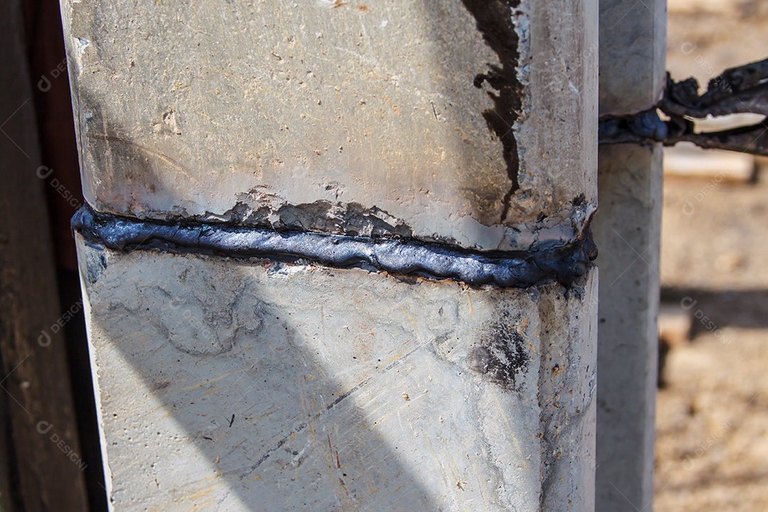 Superfície de metal comum de concreto com costuras de solda, fotos em close