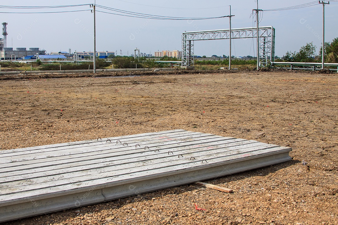 Espaço dos empreiteiros para o armazenamento de estacas de concreto acabadas