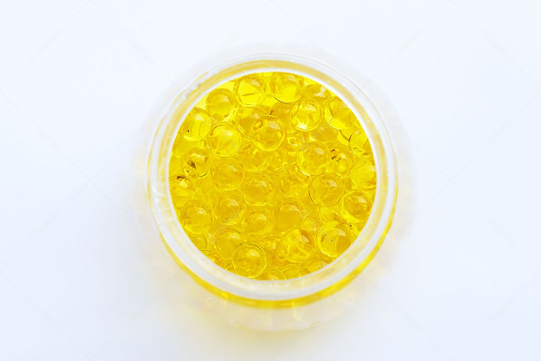 Frasco de perfume de grau com dentro contém grãos de bola amarelo claro são aroma de limão