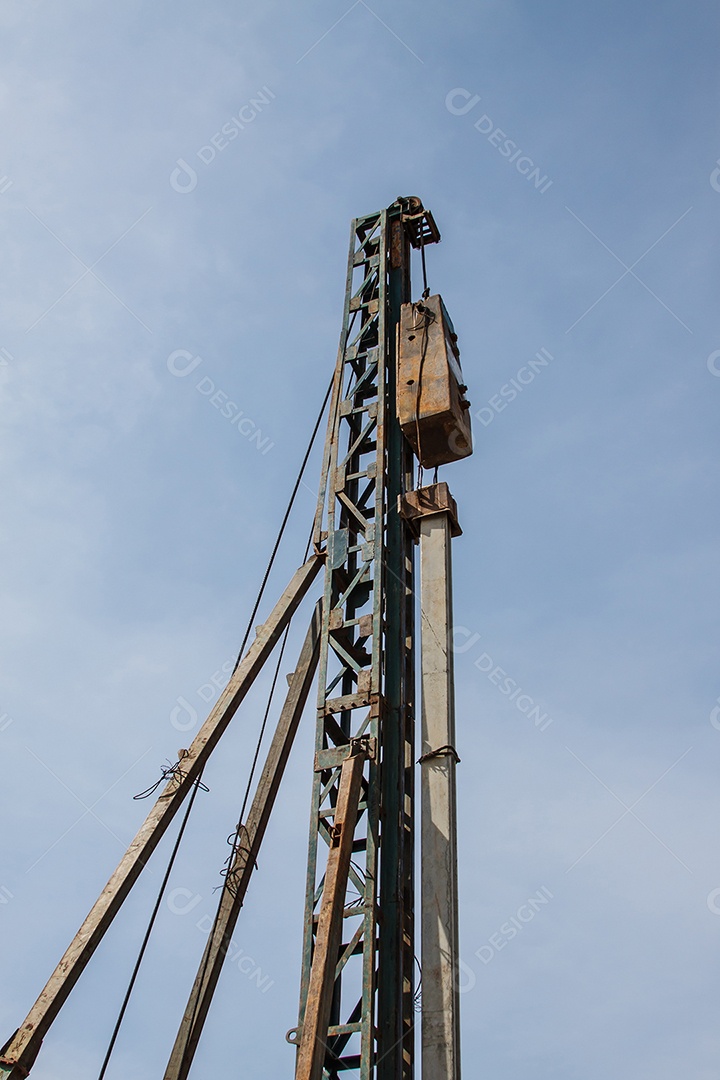 Guindaste e canteiro de obras
