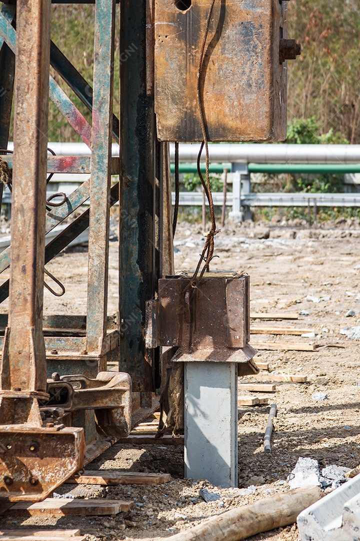Guindaste e estaca de concreto, foto aproximada com foco seletivo