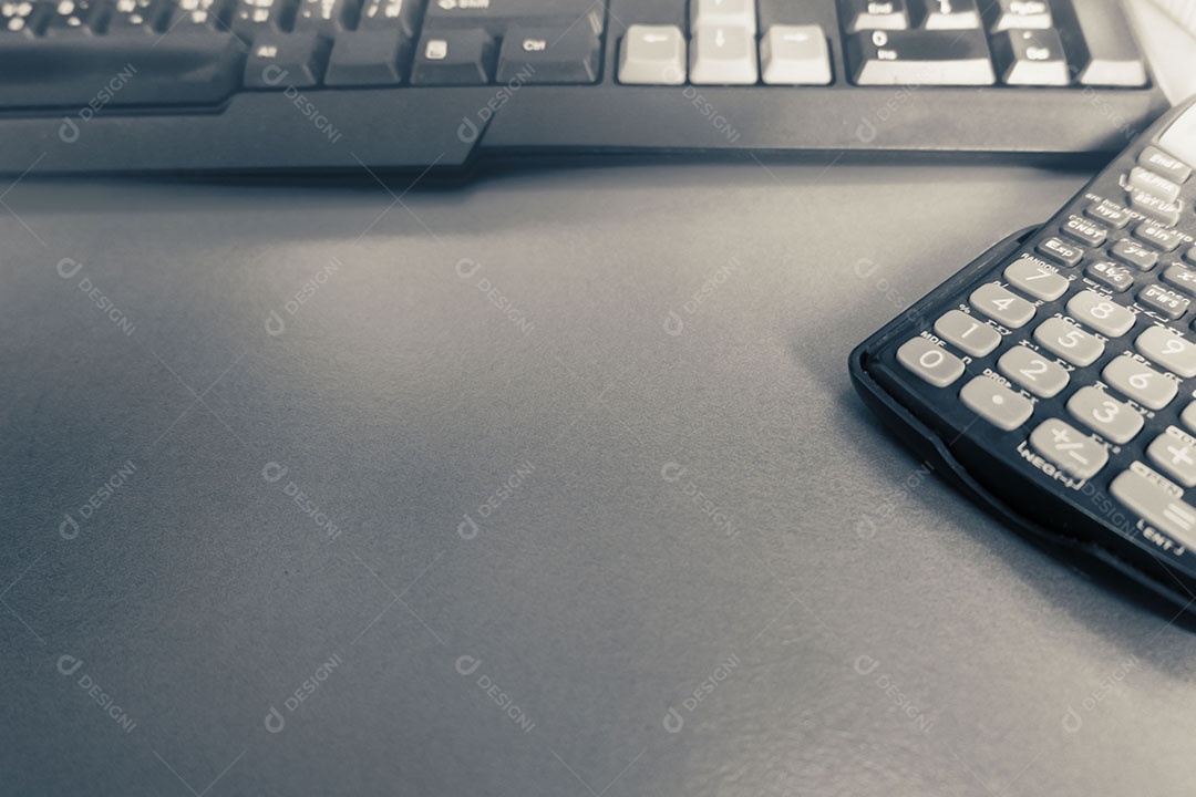 Calculadora científica na mesa de madeira