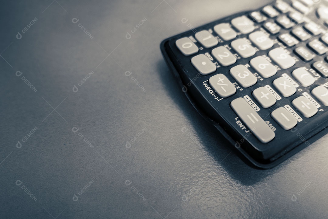 Calculadora científica na mesa de madeira