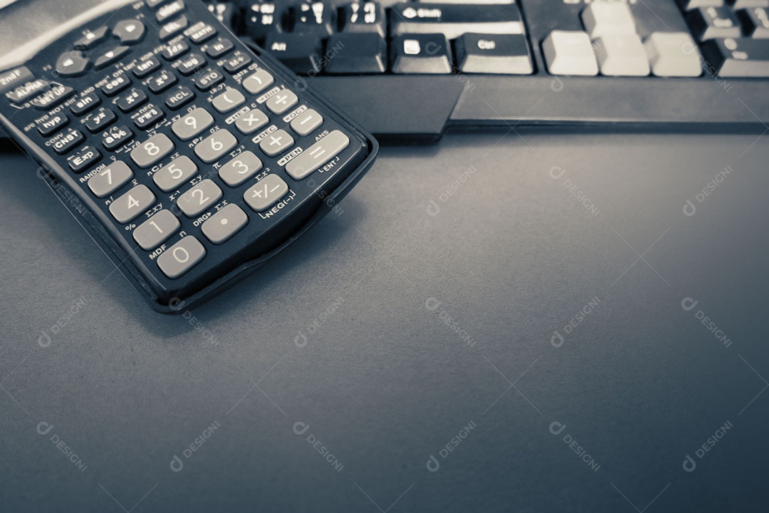 Calculadora científica na mesa de madeira