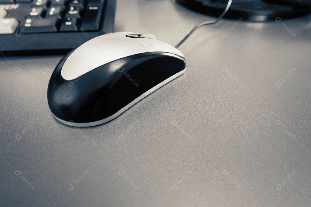 Mouse na mesa de madeira para trabalhar com o computador