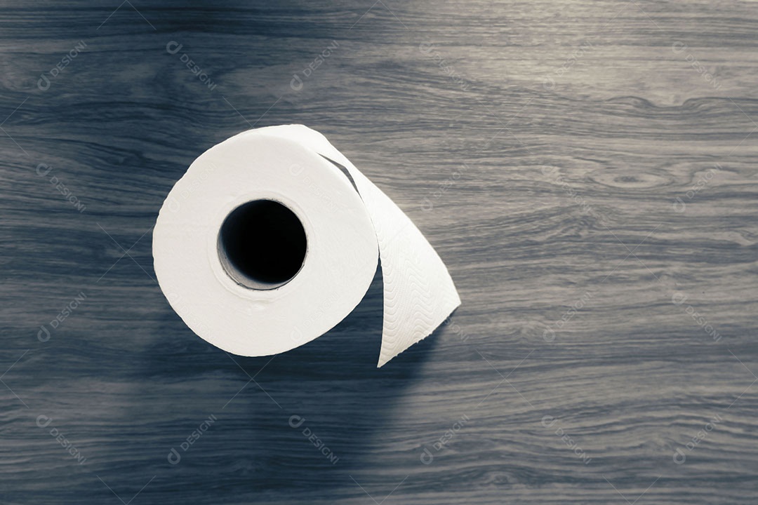 Vista superior do papel de rolo de tecido na mesa de madeira com tom escuro