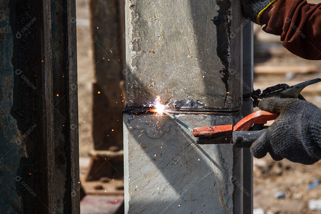 Trabalhador soldador em máscara protetora mão segurando a tocha de soldagem a arco
