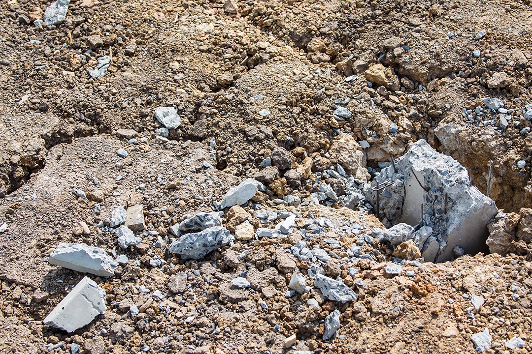 Lixo de construção no canteiro de obras