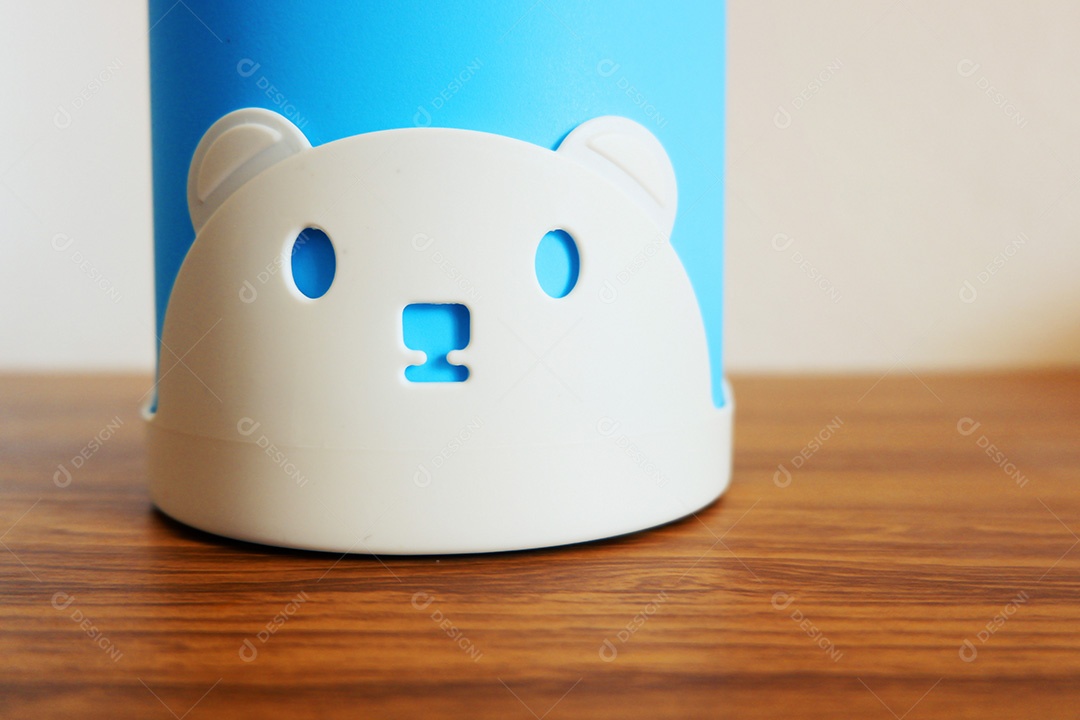 Linda caixa de papel de seda de boneca de urso na mesa de madeira