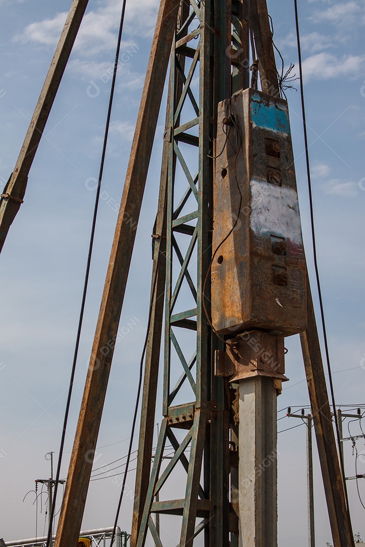 Guindaste e construção civil com contagem de golpes de estaca de concreto