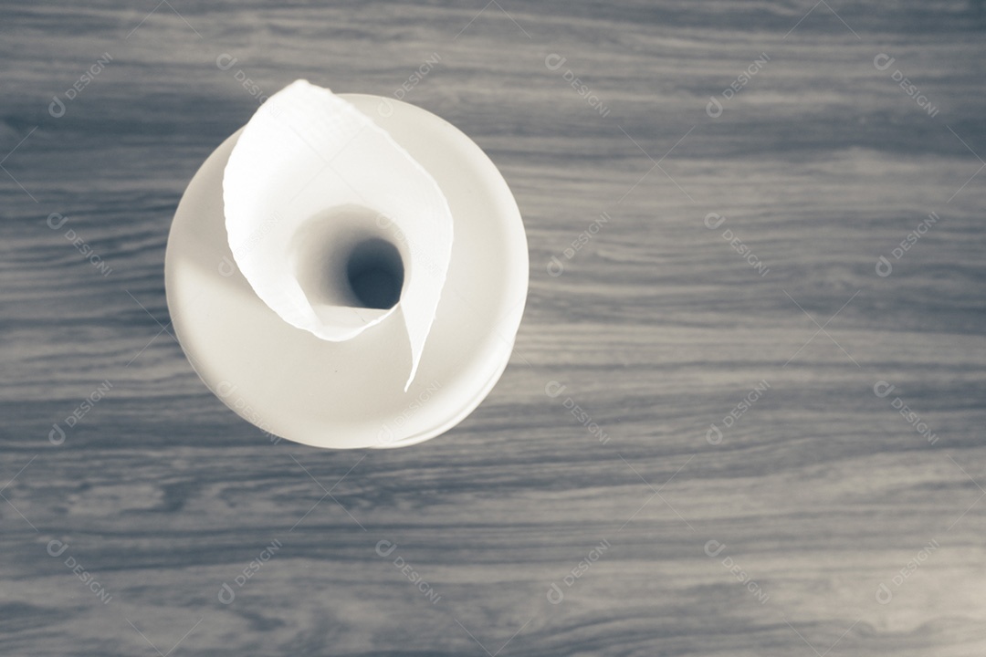 Linda caixa de papel de seda de boneca de urso na mesa de madeira