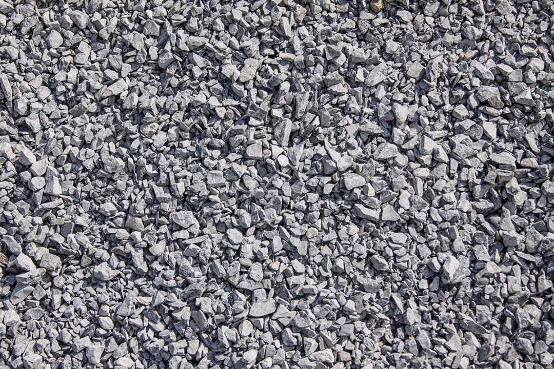 Exterior do edifício de pedra com rochas ásperas e pedras