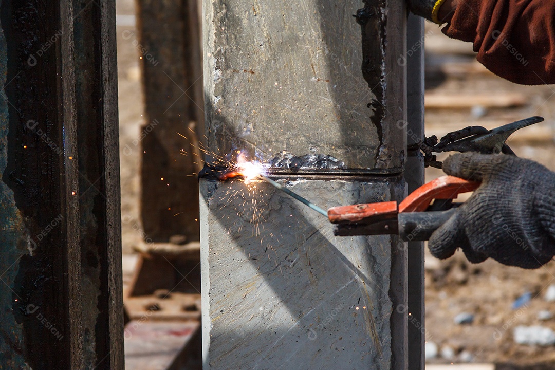 Tocha de solda trabalhando na construção metálica