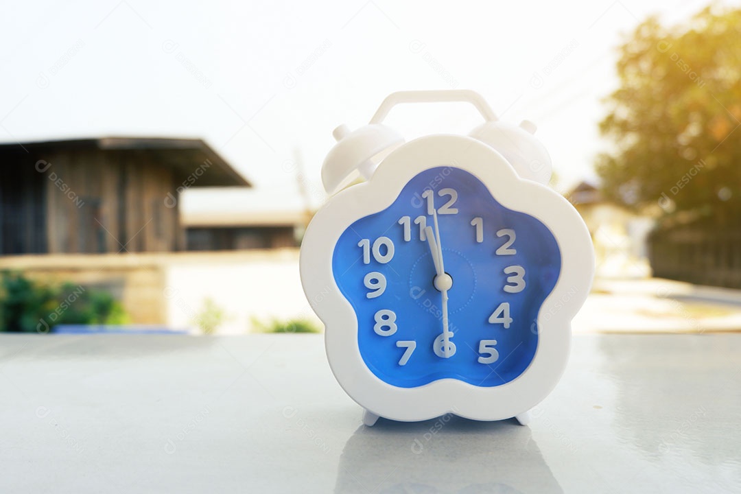 Relógio despertador com atmosfera matinal de campo