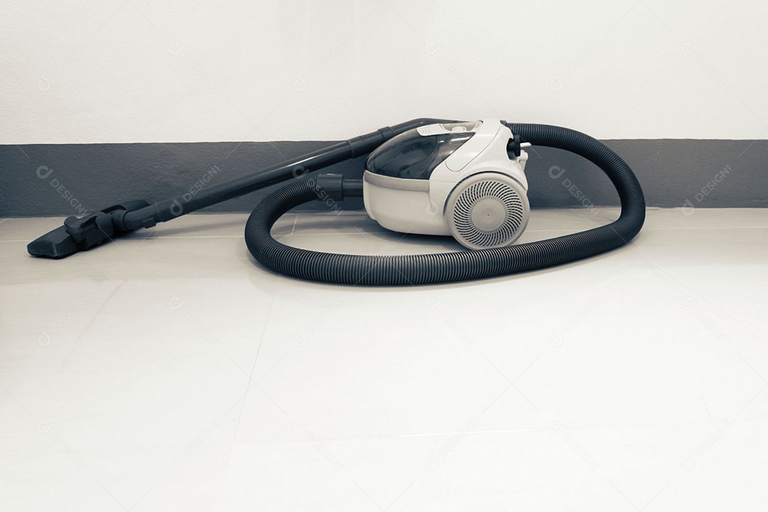 Aspirador de pó na lateral da parede da casa