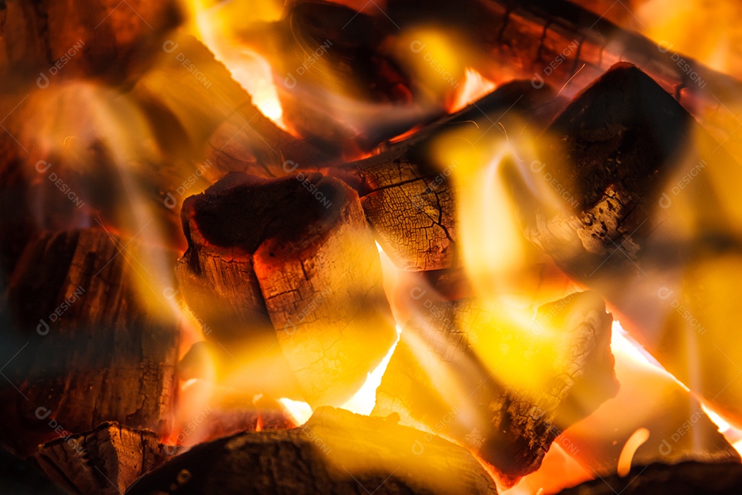 Lenhas conflagrantes e carvões vermelhos em decomposição