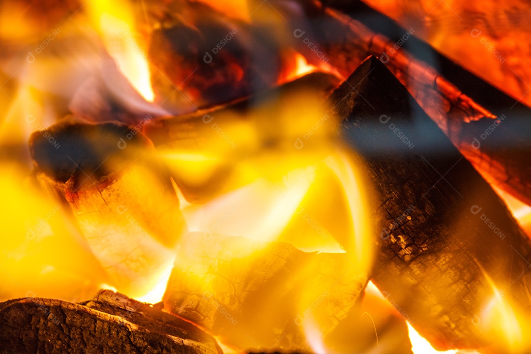 Chama e fogueira de calor. Fogo e carvão
