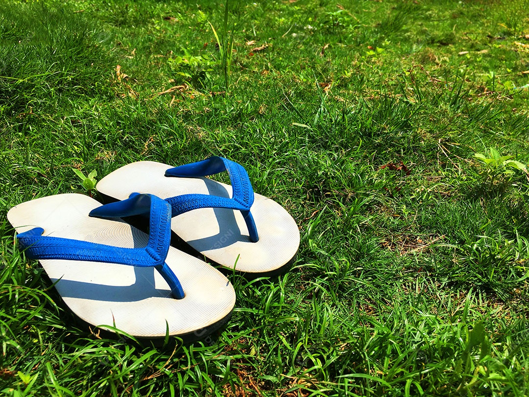 Chinelo de dedo sobre gramado