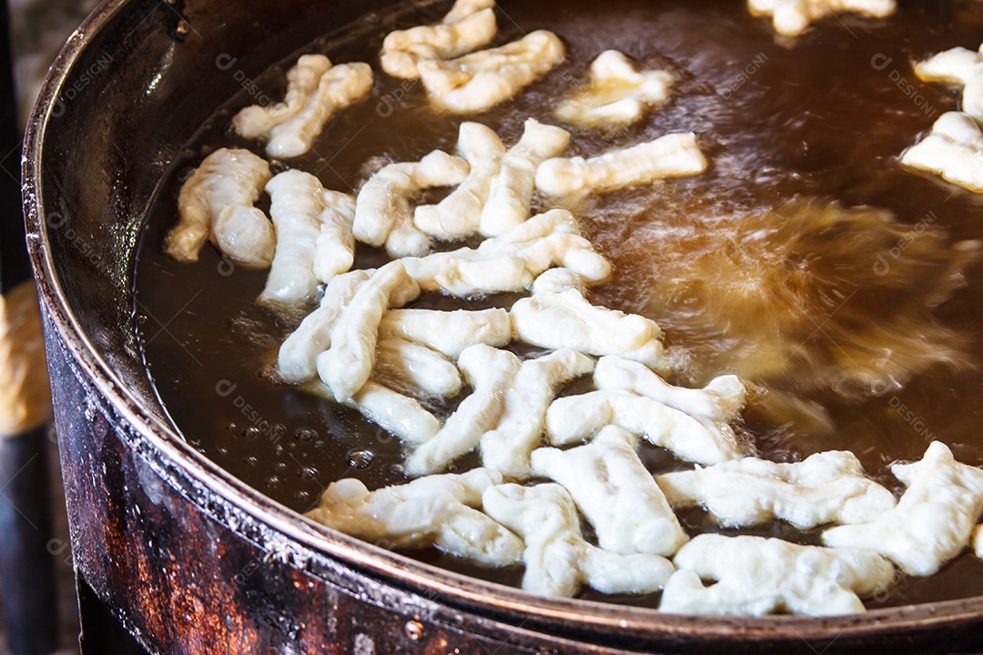 Rosquinha chinesa frite até dourar, rosquinhas chinesas ou pão frito
