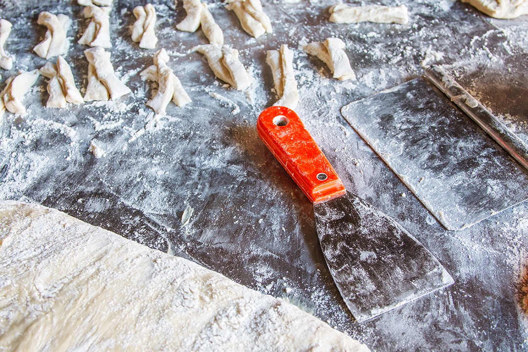 Fazendo vara de massa frita no mercado Tailândia