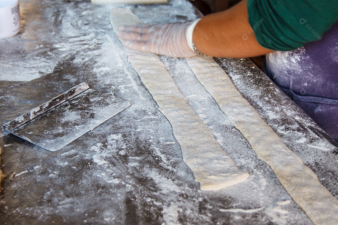 Fazendo vara de massa frita no mercado