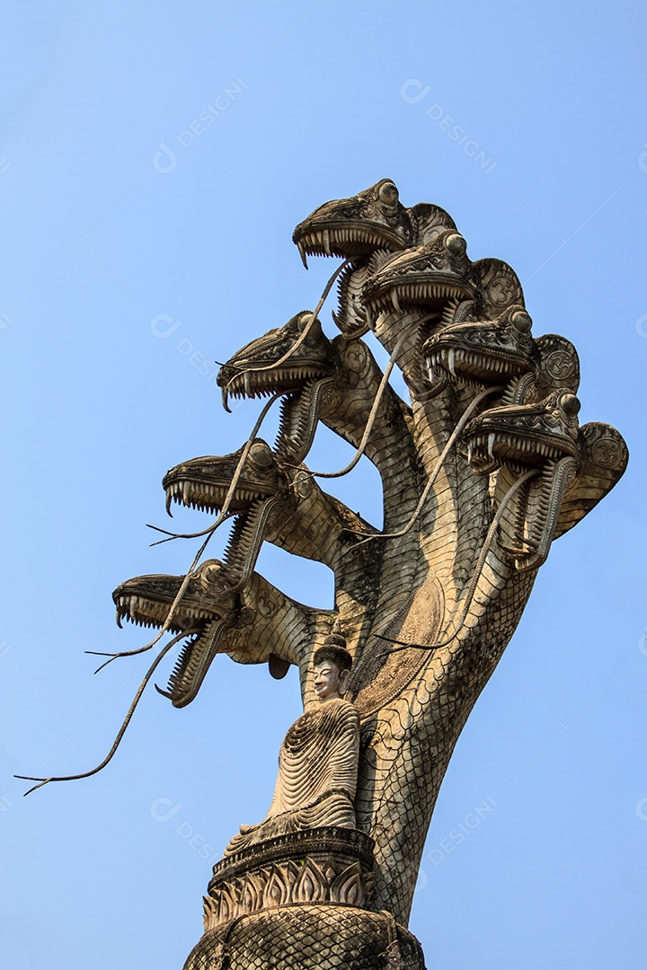 Vista lateral da grande imagem de Buda sentado sob o dossel de serpente