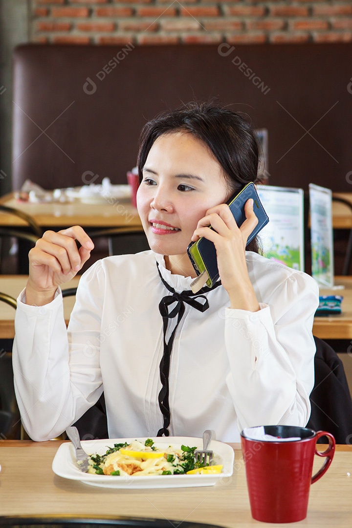 Empresária usando telefone celular no café ao ar livre