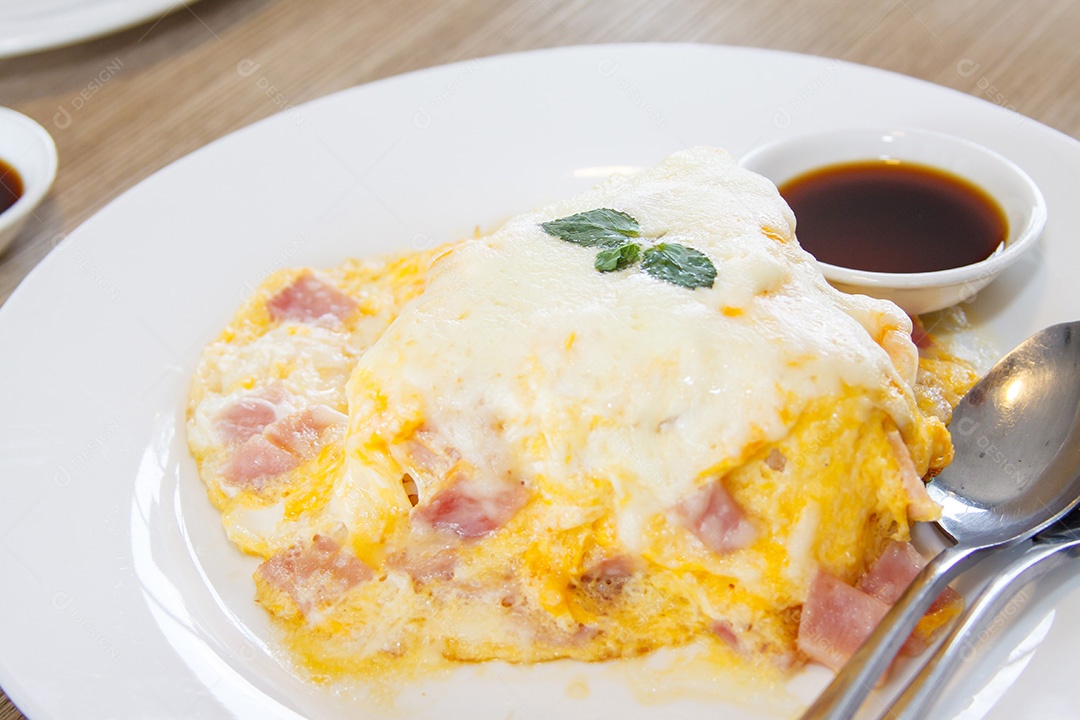 Delicioso arroz jasmim quente com cobertura de omelete com presunto