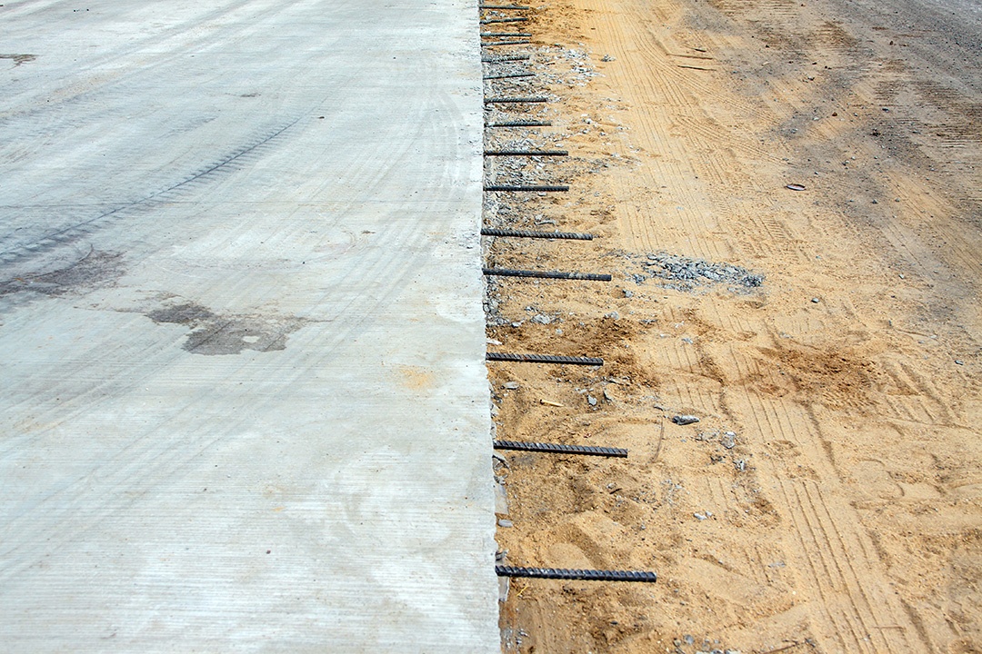 Construção de estradas de concreto com hastes de aço