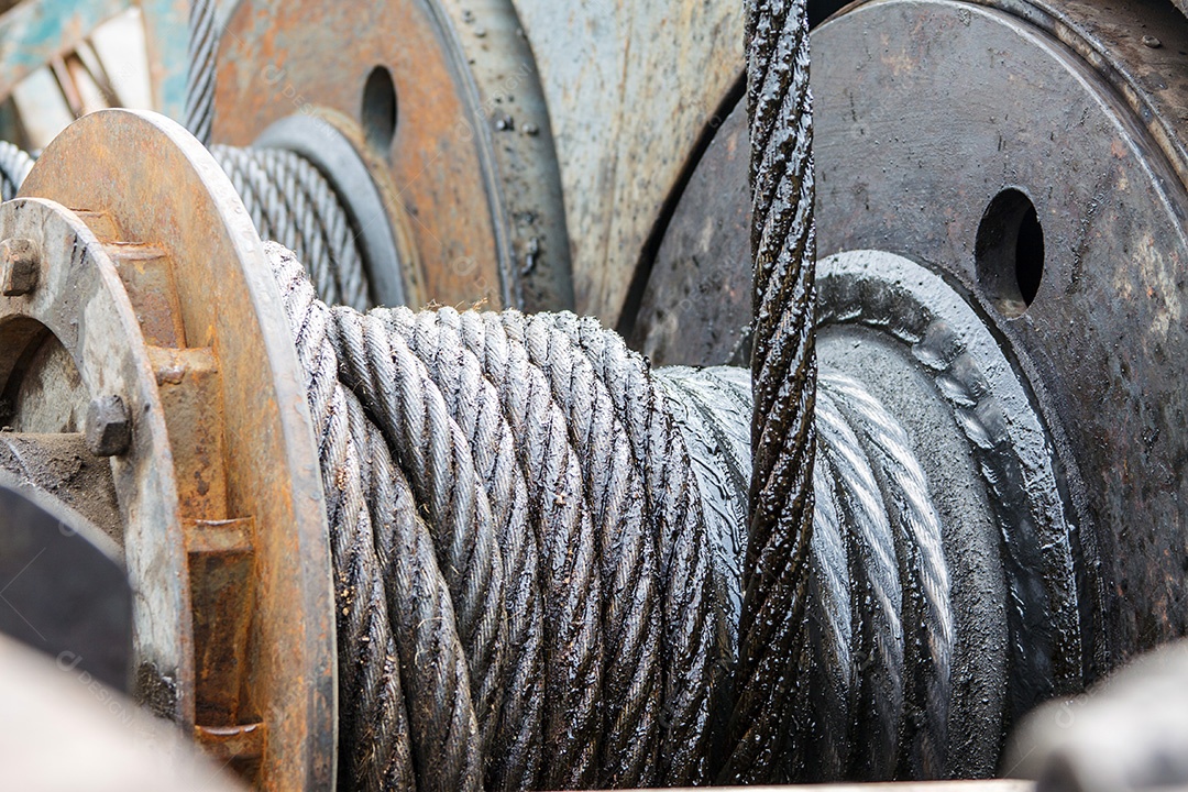 Fundo industrial com um cabo de aço enrolado