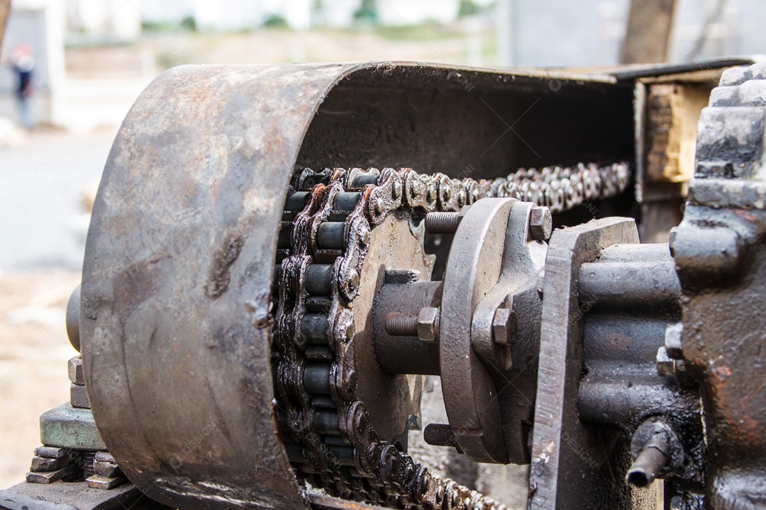 Equipamento mecânico com roda dentada e corrente
