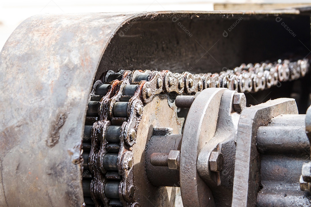 Transmissão de energia mecânica com corrente de motor de barco