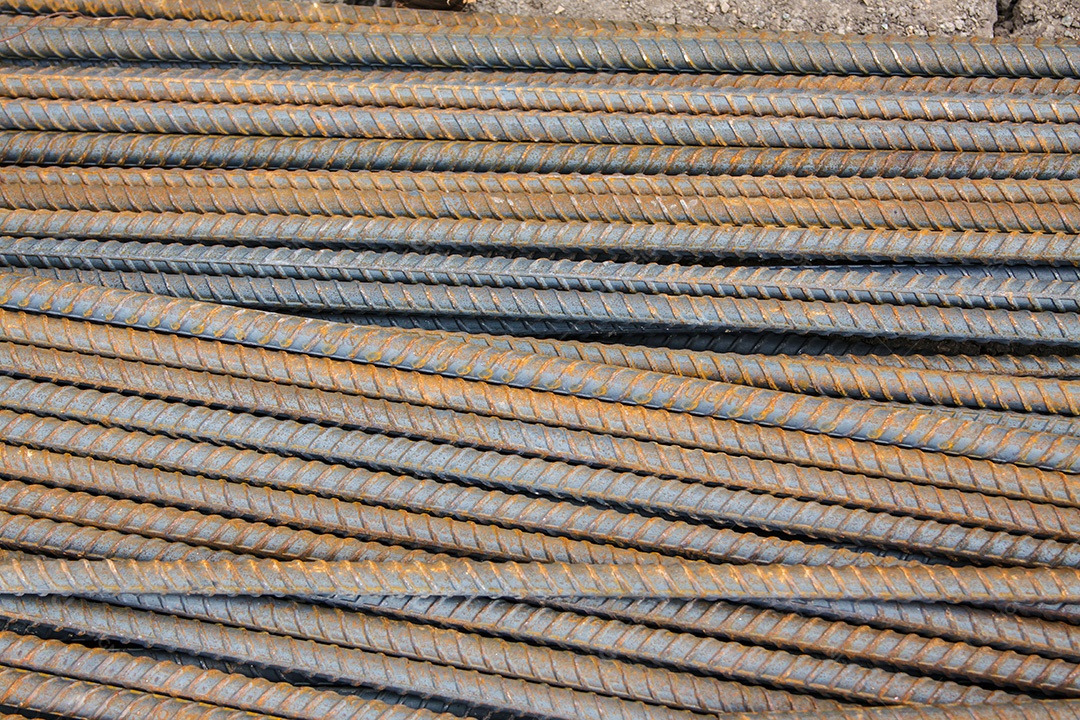 Varas ou barras de aço usadas para reforçar o concreto para construção