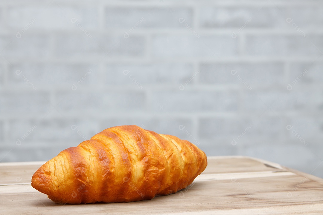 Croissant na mesa de madeira