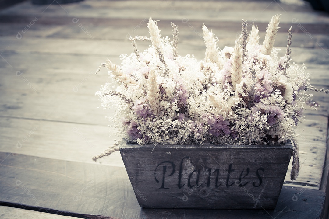 Buquê de flores na mesa vintage, mini planta