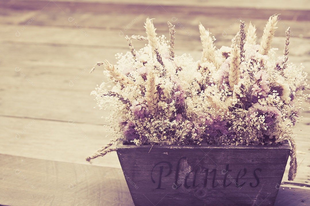 Buquê de flores na mesa vintage